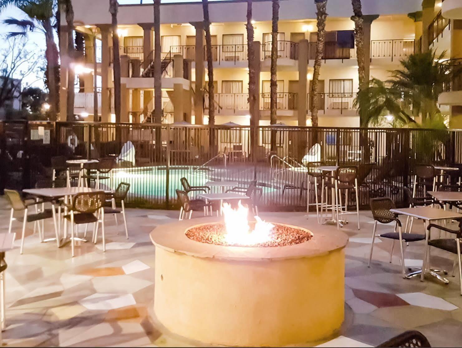 Comfort Inn & Suites Orange County John Wayne Airport Santa Ana Exterior photo